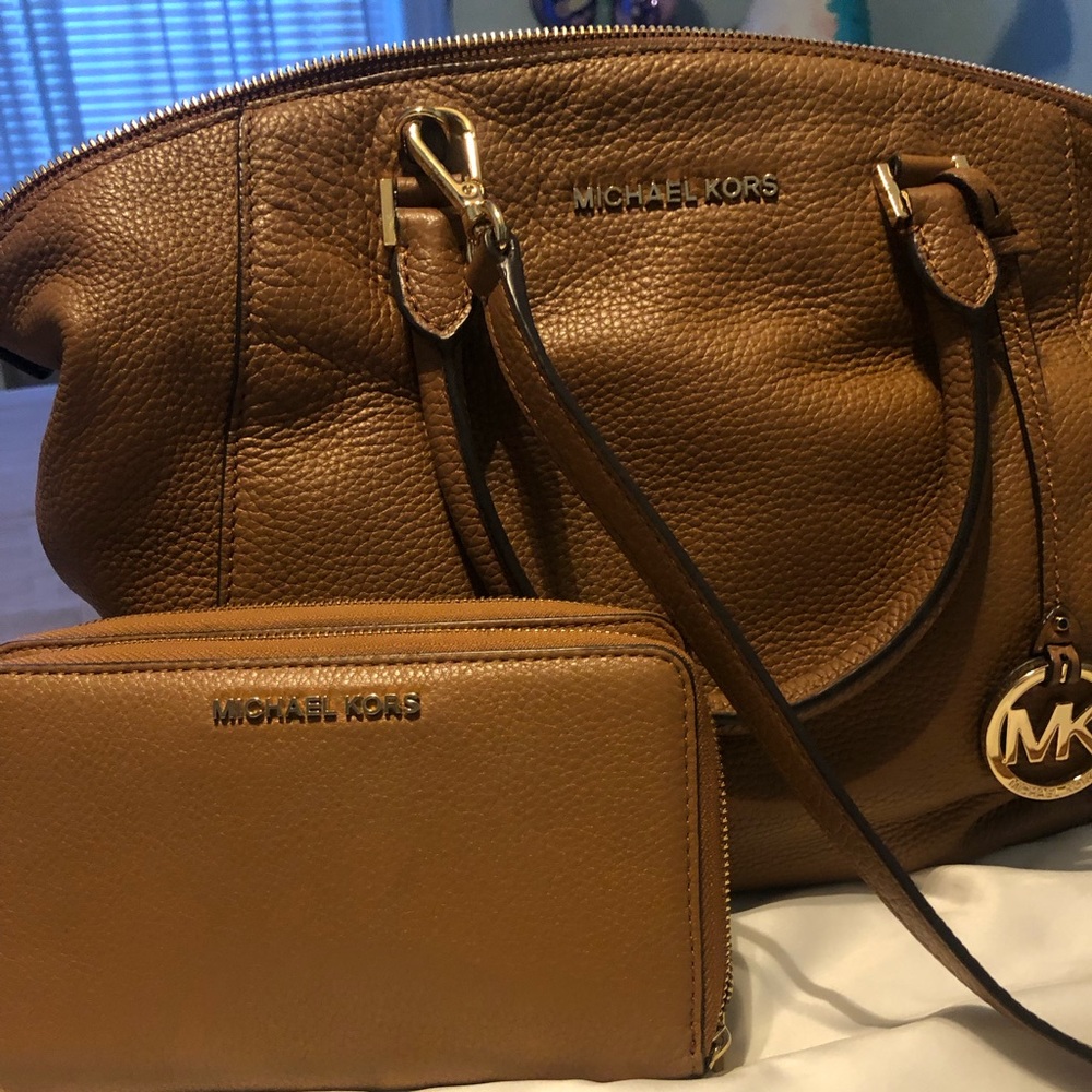 Michael Kors Brown Leather Tote & Wallet combo. 🤎🤎